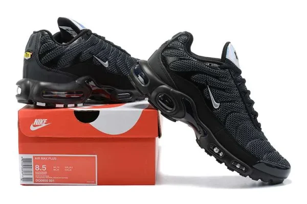 AIR MAX PLUS TN 'BLACK SUEDE SILVER' - Imagen 2