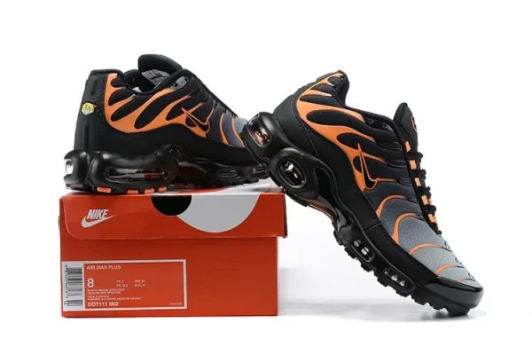 AIR MAX PLUS TN 'BLACK TOTAL ORANGE' - Imagen 2