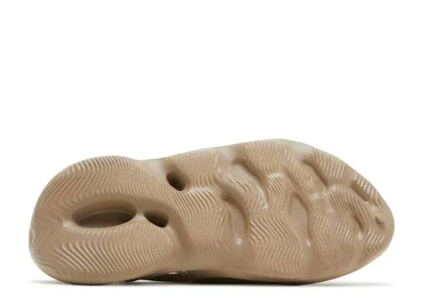 YEEZY FOAM RUNNER 'MIST' - Imagen 4